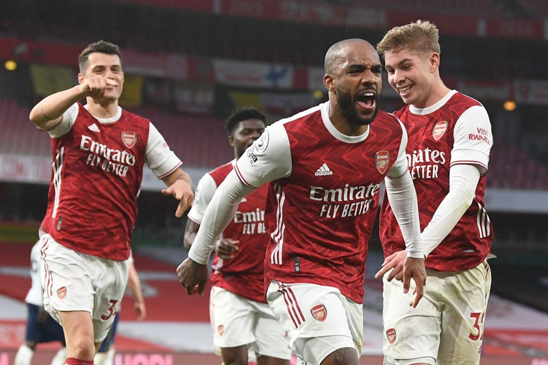 Arsenal ngược dòng ấn tượng trước Tottenham.