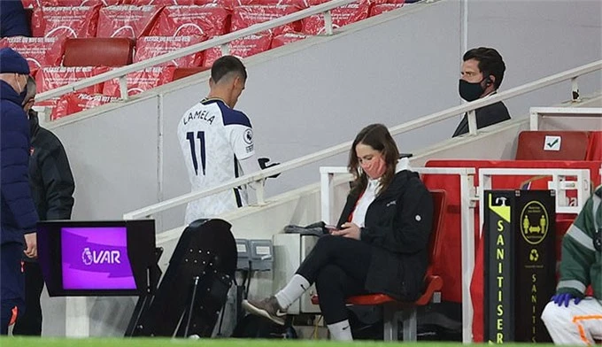 HLV Mourinho không thèm nhìn mặt Lamela khi cầu thủ này nhận thẻ đỏ