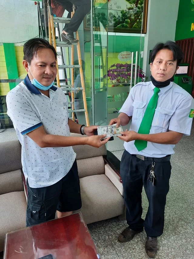 Khách hàng vui mừng khi nhận lại tài sản 3.400 USD từ lái xe Nguyễn Trọng Biên.