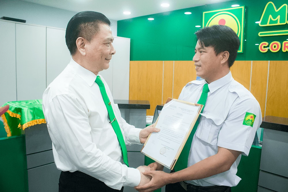 Ông Hồ Huy, Chủ tịch Tập đoàn Mai Linh trao bằng khen gương người tốt việc tốt cho lái xe Nguyễn Trọng Biên.
