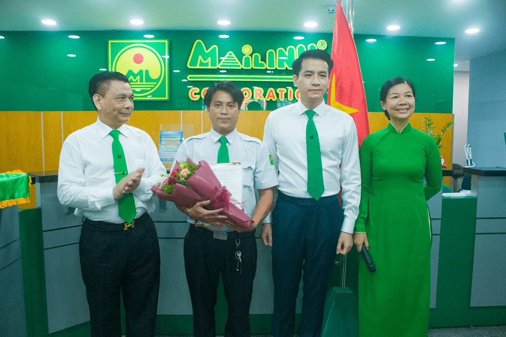 Ban lãnh đạo Tập đoàn Mai Linh tặng hoa và bằng khen gương người tốt việc tốt cho lái xe Nguyễn Trọng Biên.