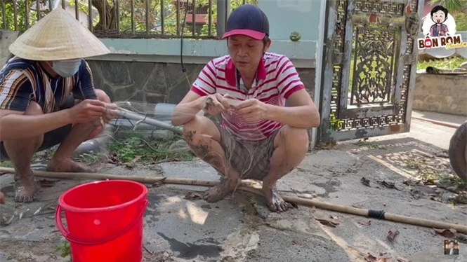 Hoài Linh lấm lem bùn đất, tự tay ra ao thả lưới bắt cá - ảnh 1