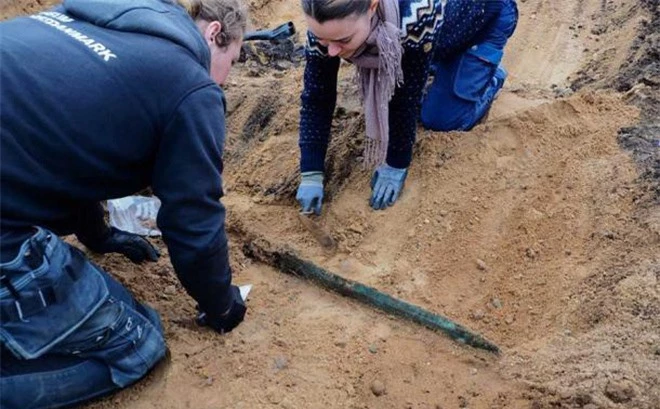 Miệt mài khai quật đường ống dẫn khí, một nhóm người bất ngờ tìm thấy báu vật dưới lòng đất - Ảnh 1.