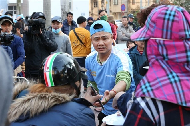 Tự Long ‘chạy như tên bắn’ dù chấn thương dây chằng để mang tiền thưởng cho người nghèo - ảnh 1