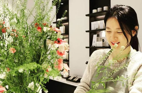 Để lộ nhiều nếp nhăn khi cười nhưng Lee Young Ae được khen nức lời vì sở hữu vẻ đẹp tự nhiên ở tuổi 50