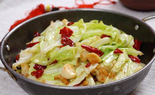 Xào bắp cải chỉ cần thêm 1 muỗng này vào, rau giòn ngon ai cũng khen tấm tắc