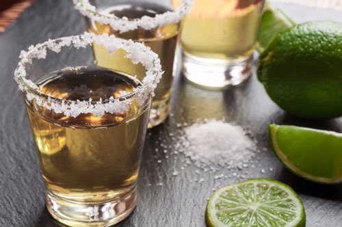 Bôi muối lên miệng ly khi uống bia, ai cũng ngỡ ngàng khi biết lý do mà ông chủ cửa hàng tiết lộ