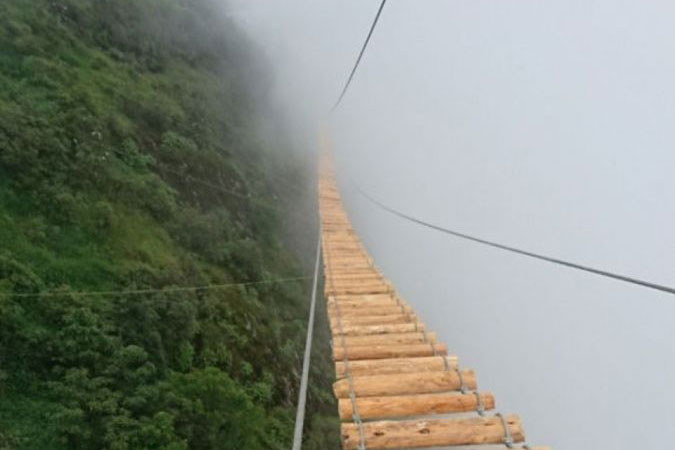 Khám phá cầu treo mạo hiểm vắt vẻo trên núi cao ở Sapa