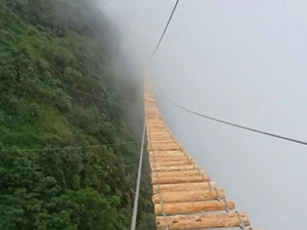 Khám phá cầu treo mạo hiểm vắt vẻo trên núi cao ở Sapa