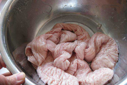 Lòng già chỉ rửa bằng nước muối là sai: Cho thêm 1 thứ này mới đảm bảo vừa sạch vừa ngon