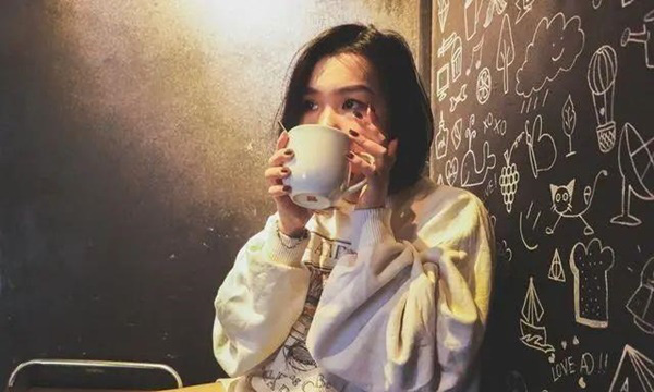 Đến chơi nhà bố mẹ chồng, nhìn đĩa tôm trên bàn, chồng liền oán trách mẹ 1 câu khiến cô vợ chết lặng