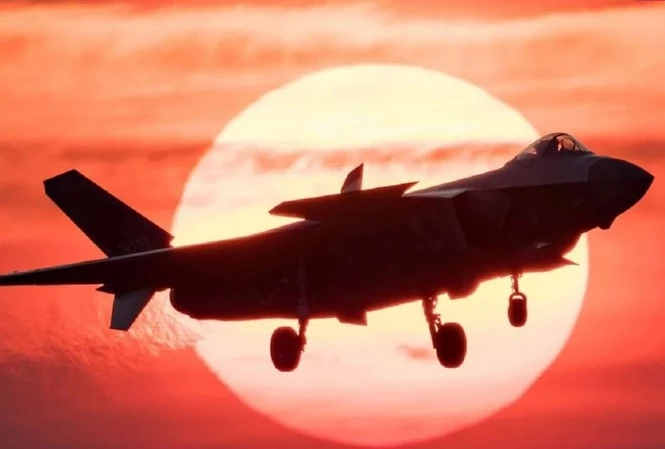 Một số người cho rằng nguyên mẫu ban đầu của dòng J-20 trông giống như sự giao thoa giữa Su-57 và F-22.