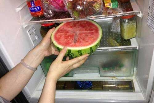 3 người trong nhà nhập viện vì ăn dưa hấu, bác sĩ chỉ ra cách bảo quản sai