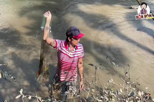 Hoài Linh lấm lem bùn đất, tự tay ra ao thả lưới bắt cá