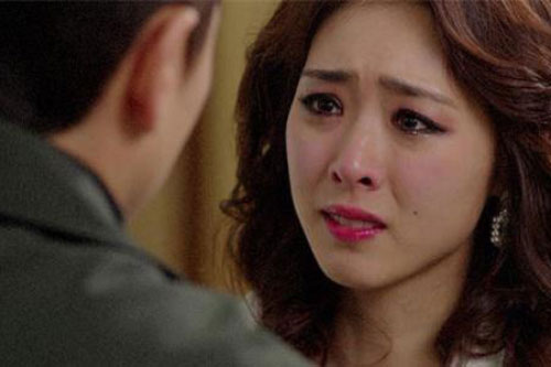 Vợ ốm liệt giường nửa đêm chồng mò sang phòng ôsin 'tòm tem', vừa cởi áo thì hết hồn khi thấy điều này