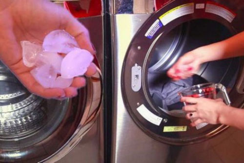 Cho vài viên đá lạnh vào máy giặt, chị em sẽ phải "tròn mắt" khi nhìn thấy kết quả