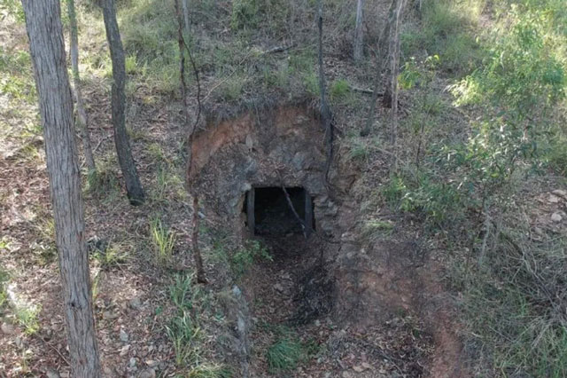 Giải mã câu chuyện kì lạ khi người đàn ông tìm thấy mỏ vàng trong khuôn viên nhà, bước vào trong liền khám phá ra "quái vật" khiến ông ngã quỵ