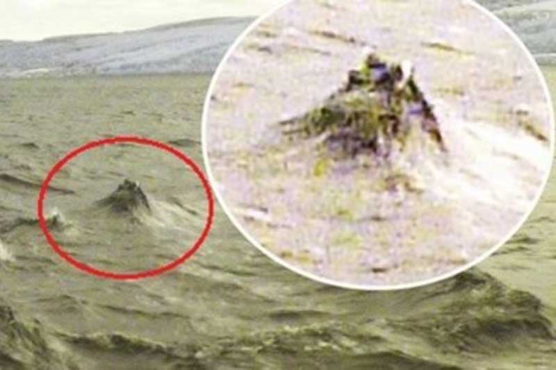 Nhiếp ảnh gia 'chộp' được khoảnh khắc quái vật hồ Loch Ness nhô đầu lên mặt nước