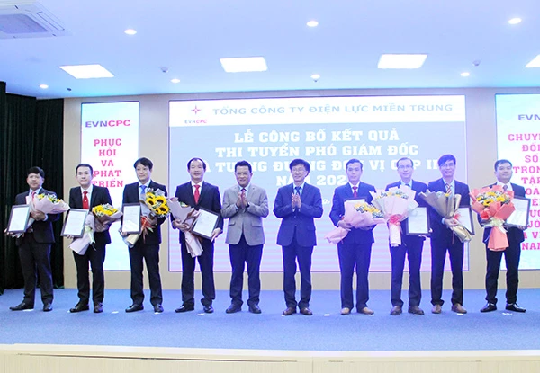 Ông Trương Thiết Hùng – Chủ tịch Hội đồng Thành viên và ông Ngô Tấn Cư – Tổng giám đốc EVNCPC tặng hoa chúc mừng và trao Chứng nhận trúng tuyển cho 8 thí sinh đạt kết quả kỳ thi