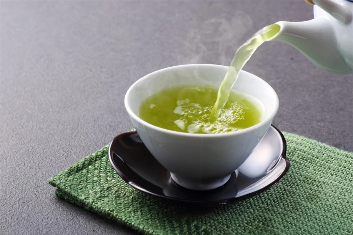 Uống trà xanh: Các polyphenol có trong trà xanh là những chất chống oxy hóa tuyệt vời, giúp chống lại các tổn thương da do các gốc tự do gây ra. Trà xanh còn có tính kháng viêm, nhờ đó giúp giảm sưng, viêm và kích ứng da.