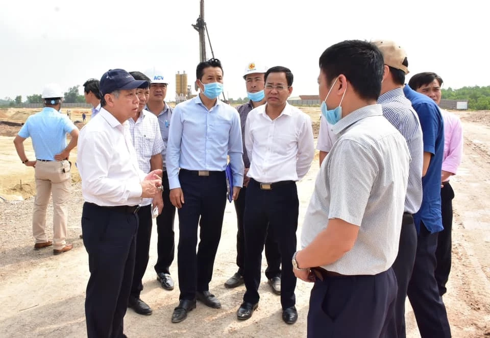 Chủ tịch UBND tỉnh Thừa Thiên Huế Phan Ngọc Thọ thị sát và yêu cầu chủ đầu tư dự án Nhà ga hành khách T2 – Cảng hàng không Quốc tế Phú Bài phải đảm bảo tiến độ thi công.