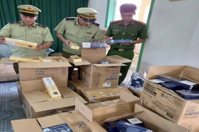 10.000 bao thuốc lá hiệu 555 bị QLTT Phú Yên bắt giữ để xử lý