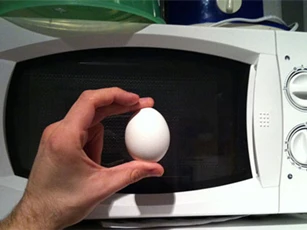 4 thực phẩm này cho vào lò vi sóng sẽ nhận hậu quả khó lường