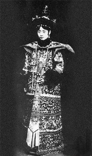 Hoàng hậu cuối cùng của Trung Quốc “nghiện”  khỏa thân và cái kết
