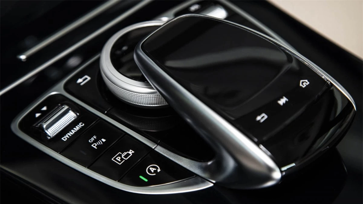 Xe được hỗ trợ sạc điện thoại không dây qua chuẩn Qi và kết nối Apple CarPlay/Android Auto, giúp khách hàng yêu công nghệ có nhiều lựa chọn về dẫn đường, giải trí hơn khi lái xe. C 180 AMG vẫn có thiết kế chìa khóa mới và nút Khởi động sang trọng, tinh xảo hơn.