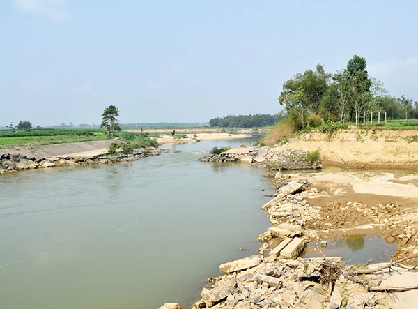 Việc đắp trở lại đập tạm trên sông Quảng Huế nhằm hạn chế lưu lượng nước từ sông Vu Gia chuyển về sông Thu Bồn