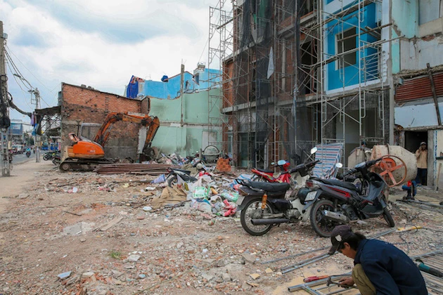 Người dân mặt tiền đường Cách Mạng Tháng Tám, quận Tân Bình tháo dỡ nhà bàn giao mặt bằng cho dự án Metro Số 2, năm 2020.