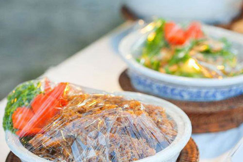 Sai lầm tai hại khi dùng màng bọc thực phẩm khiến chất độc ngấm ngược vào thức ăn, nguy hại vô cùng