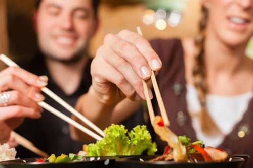 Nhìn qua cách cầm đũa là có thể nhận ra được tính cách của 1 người