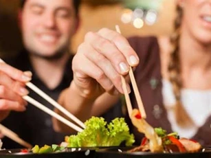 Nhìn qua cách cầm đũa là có thể nhận ra được tính cách của 1 người