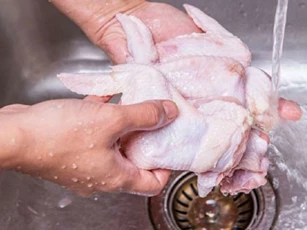 Chế biến thịt sai cách có thể khiến cả gia đình bị bệnh