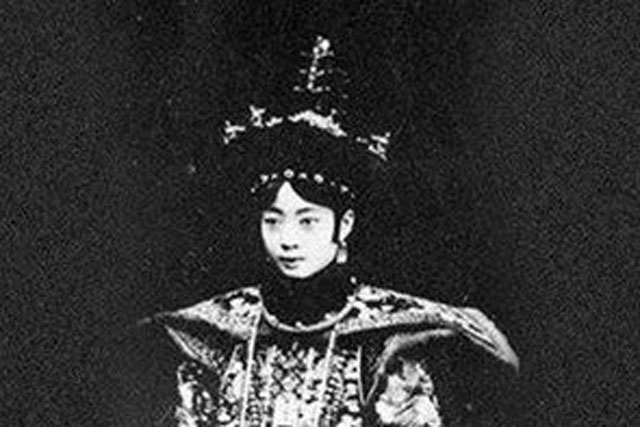 Cuộc đời của bà hoàng hậu "nghiện" thoát y