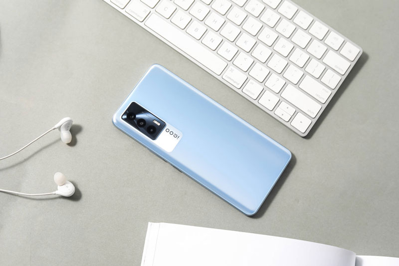 Cận cảnh Vivo iQOO Neo5 5G: Cấu hình ‘khủng’, màn hình 120Hz, sạc siêu tốc, tản nhiệt bằng chất lỏng, giá gần 9 triệu đồng