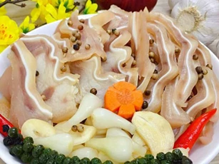 Luộc tai heo cứ cho thêm thứ này, đảm bảo vừa trắng lại ngon giòn sần sật, càng ăn càng thèm
