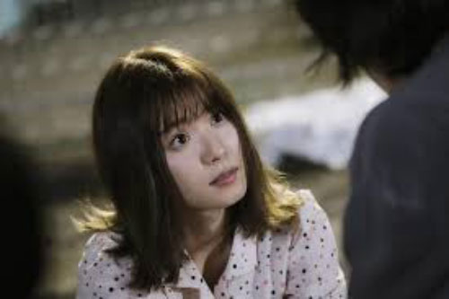 Du lịch đầu năm về mua cho mẹ chồng chiếc áo, khi bà vừa mặc thử lên người đã buông một lời khiến tôi nghẹn đắng