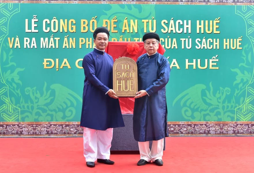 Chủ tịch UBND tỉnh Thừa Thiên Huế Phan Ngọc Thọ trao logo Tủ sách Huế cho Sở Thông tin và Truyền thông - đại diện quản lý Tủ sách Huế.