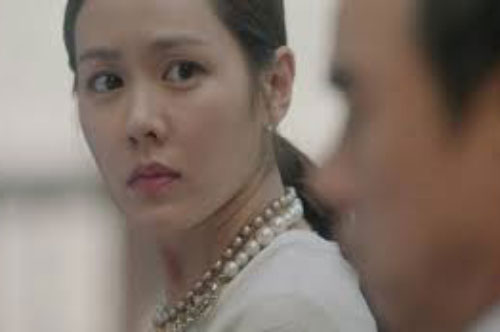 Chồng bỗng cầm con dao nhỏ rồi hằm hằm bước vào phòng tân hôn, tôi sợ tái mặt nhưng nghe lời giải thích càng thấy chua xót