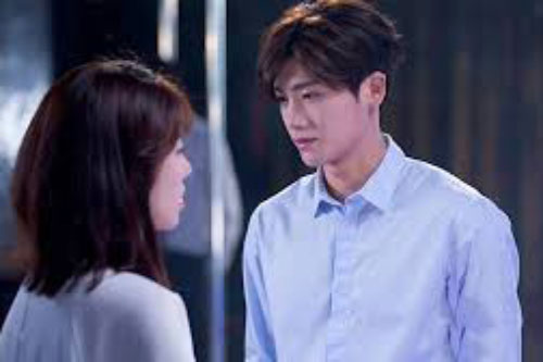 Đem giấy vụn đi bán phế liệu, chiếc túi đựng bỗng rách toang, một quyển sổ bên trong rơi ra khiến tôi đứng tim