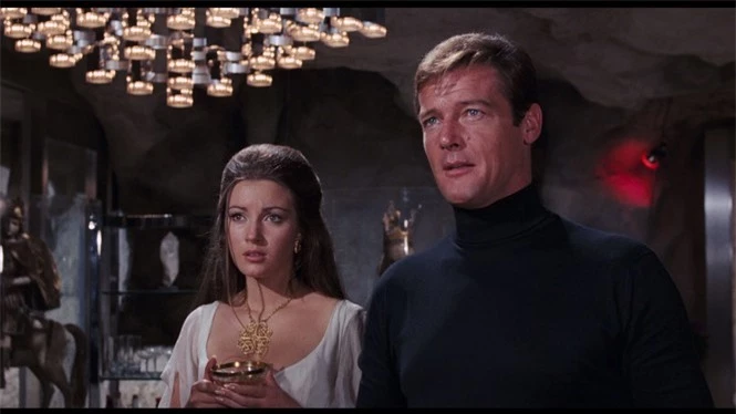 'Bond girl' Jane Seymour tuổi 70 trẻ đẹp ngỡ ngàng ở biển với áo tắm  - ảnh 8