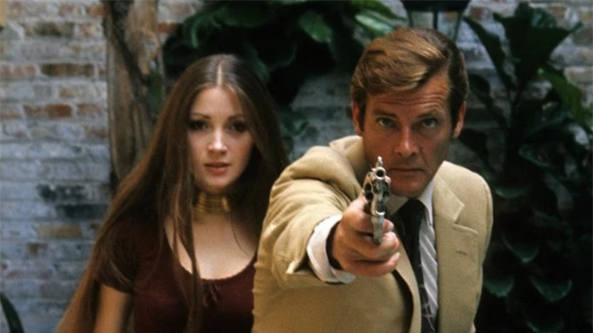 'Bond girl' Jane Seymour tuổi 70 trẻ đẹp ngỡ ngàng ở biển với áo tắm  - ảnh 9