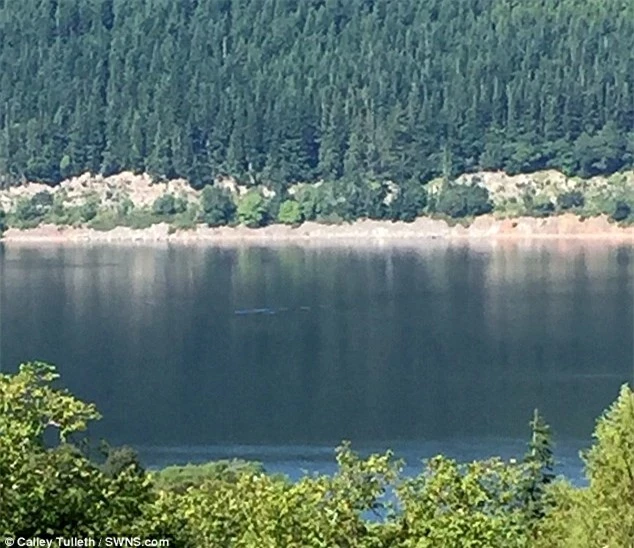 Phát hiện vật 'khổng lồ' bí ẩn trên mặt hồ Loch Ness