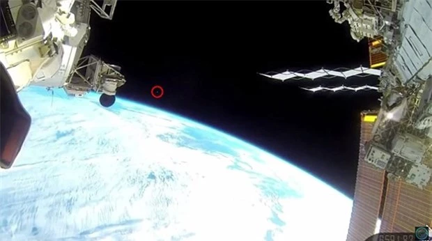 UFO xuat hien trong video truc tiep tu tram vu tru quoc te ISS hinh anh 1