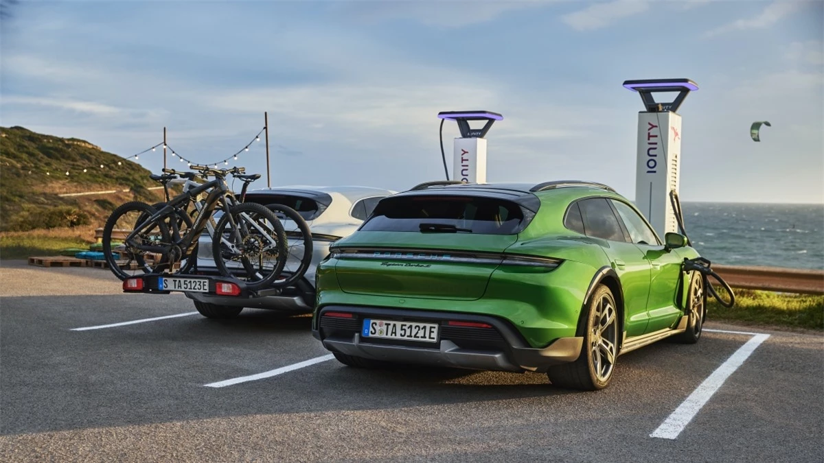 Với những hành lý và đồ dùng to lớn hơn, Porsche Taycan Cross Turismo cũng sẵn sàng mang chúng đi xa với bộ giá nóc chắc chắn, được bán ra dưới dạng tiêu chuẩn.