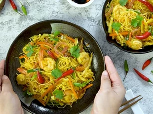 Đổi vị với bún gạo xào Singapore siêu ngon