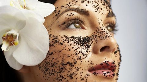 Tẩy da chết và dưỡng trắng da toàn thân bằng cà phê