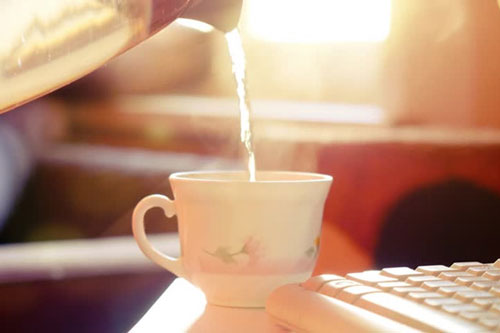 Điều gì sẽ đến với cơ thể nếu bạn uống ngay 1 cốc nước ấm khi vừa thức giấc?